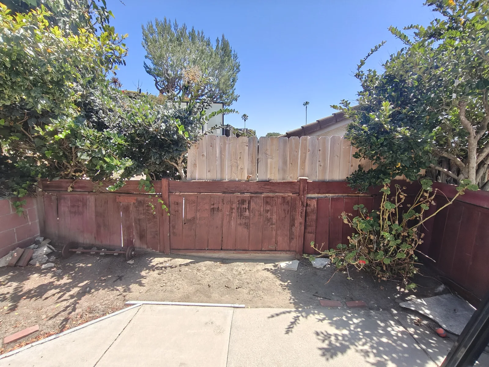 Old weathered wood fence in a Los Angeles backyard before replacement by Apexguard Fence