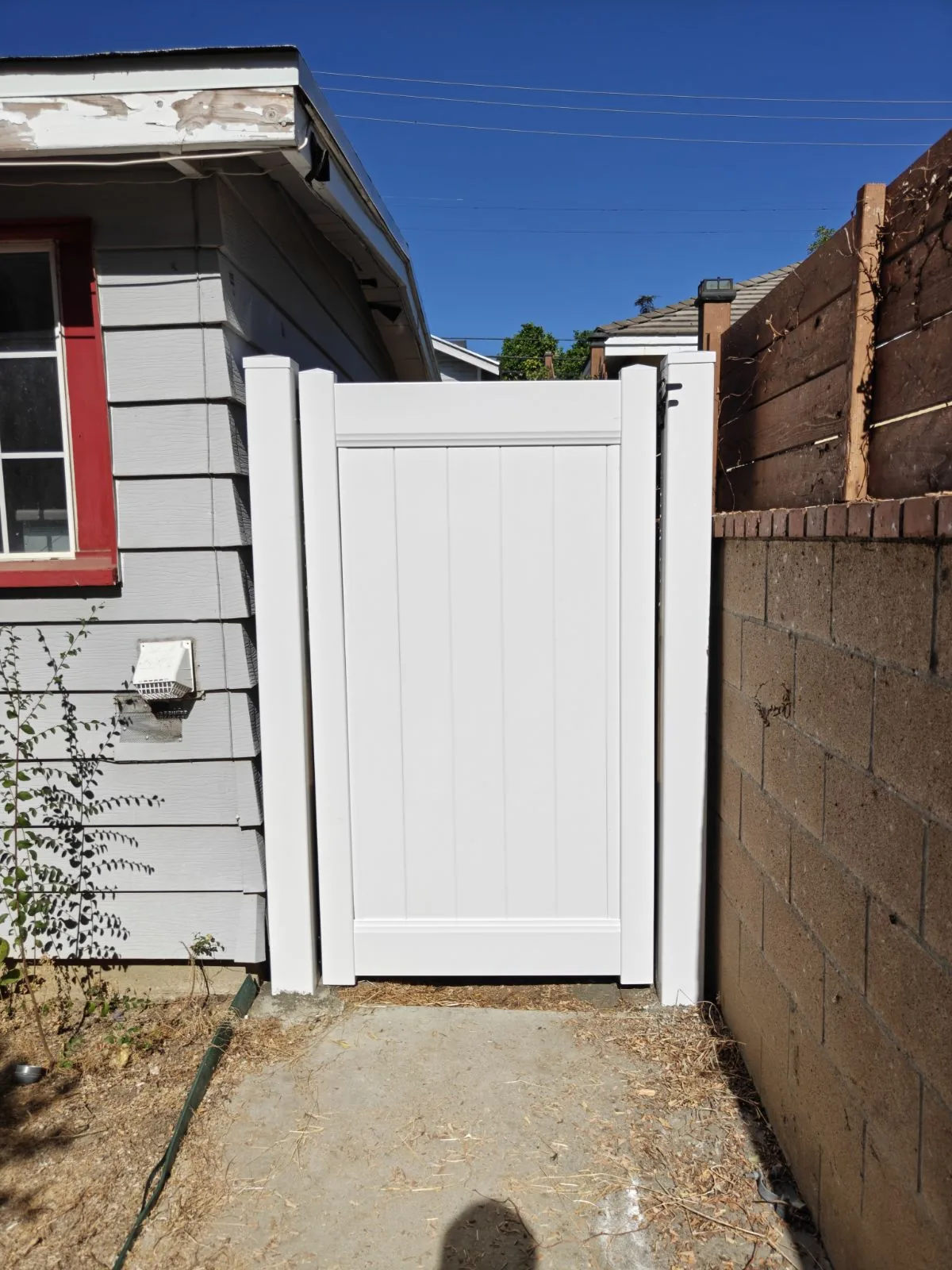 White vinyl privacy side-yard gate on reinforced posts in Whittier, CA by Apexguard Fence